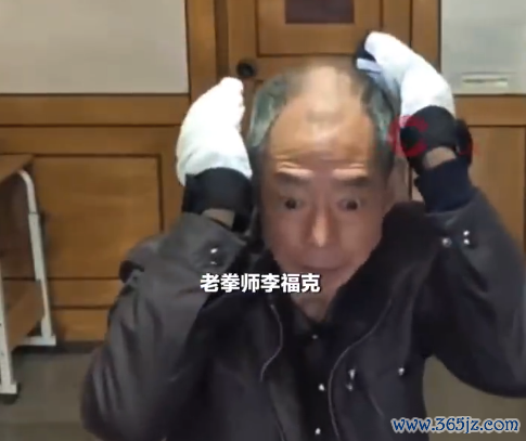 71岁老拳师被年青东谈主追捧师法，71岁老拳师打出残影拳风